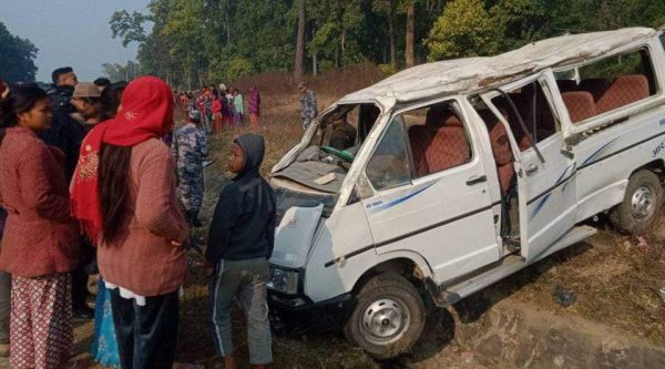 कैलालीमा माइक्रोबस दुर्घटना : १ को मृत्यु, १८ जना घाइते