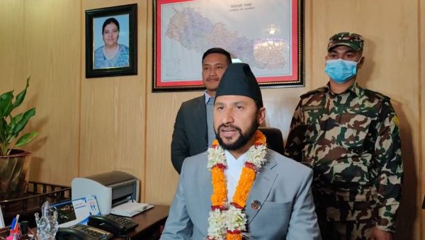 उद्योगी व्यवसायीलाई सरकार रातो कार्पेटले स्वागत गर्छ : गृहमन्त्री लामिछाने