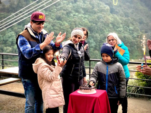 भारतीय अभिनेता विवेक ओबराय पोखरामा, छोराको जन्मदिनको केक काटे