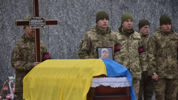 रुससँगको युद्धमा १ लाख युक्रेनी सैनिक मारिएको ईयूको दाबी, १३ हजारको मात्रै मृत्यु भएको युक्रेनको तर्क