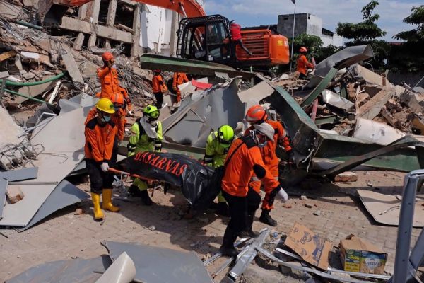 इन्डोनेसियामा ७.७ म्याग्निच्युटको भूकम्प