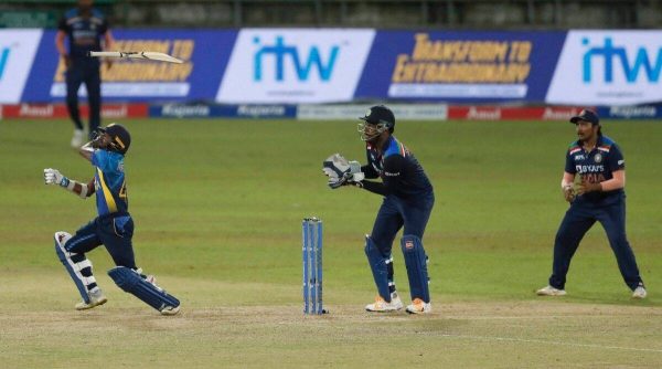 रोमाञ्चक खेलमा भारतले श्रीलंकालाई २ रनले हरायो