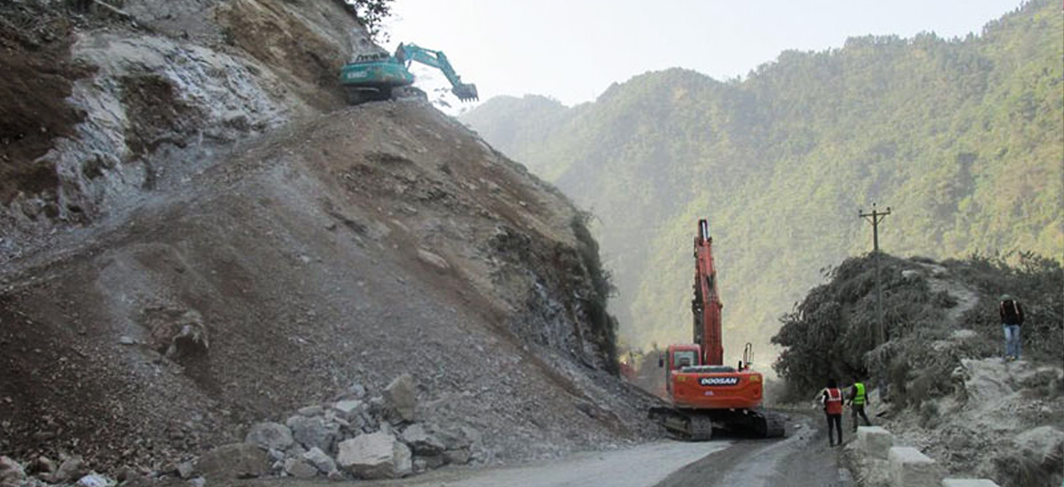 नारायणगढ मुग्लिन सडकखण्डका २५ स्थान पहिरोको जोखिममा