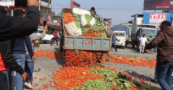 सडकमा तरकारी फालेको घटनामा प्रधानमन्त्रीको ध्यानाकर्षण, आवश्यक पहल थाल्न कृषिमन्त्रीलाई निर्देशन