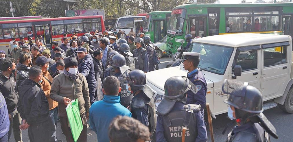सेवा नपाउँदा बिरामी र आफन्तले गरे वीर अस्पताल अगाडि प्रदर्शन