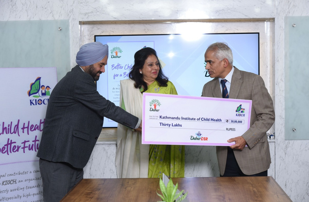 डाबर नेपालद्वारा काठमाडौं बाल स्वास्थ्य संस्थानलाई ३० लाख अनुदान
