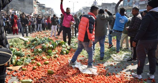 उत्पादनले मुल्य नपाएको भन्दै सडकमा तरकारी फालेर किसानको विरोध