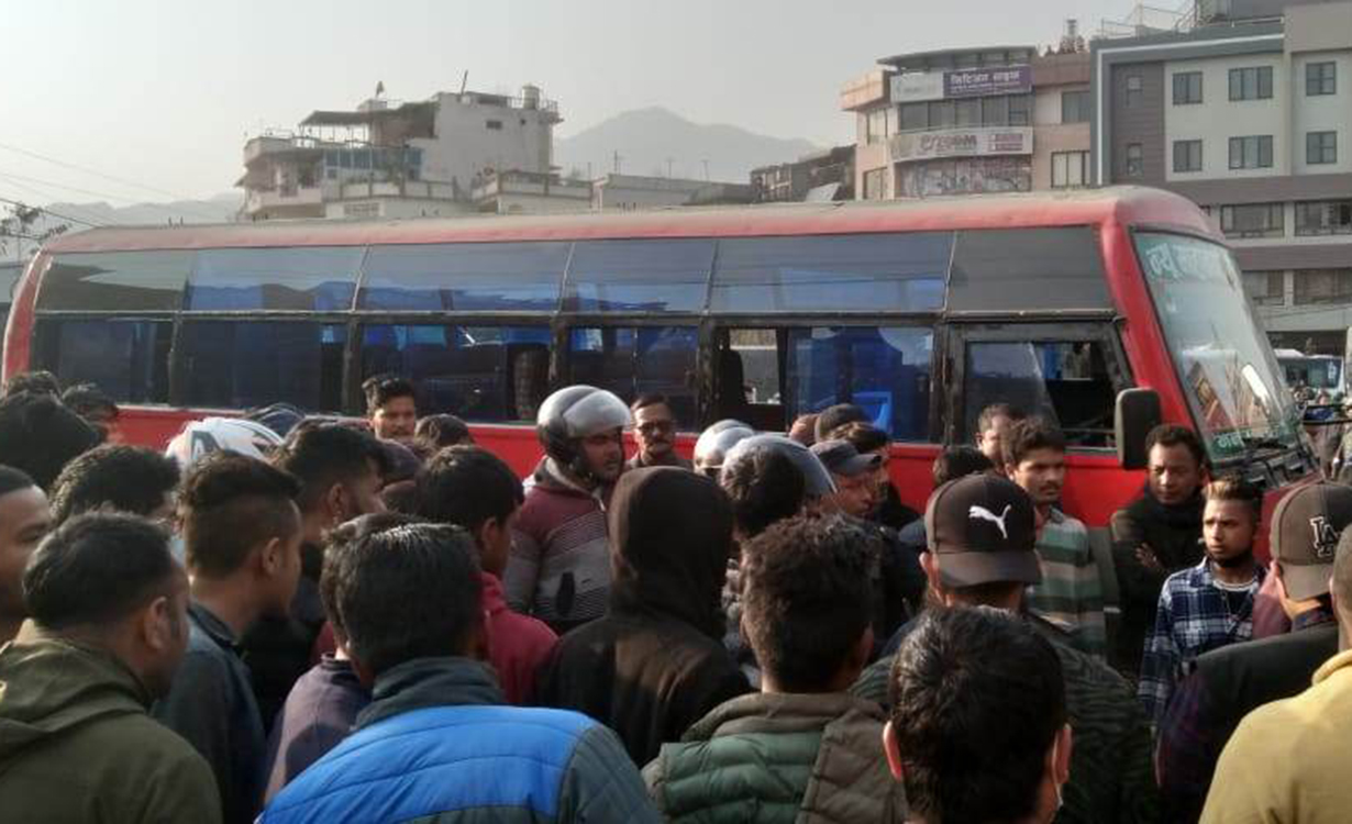 यातायात व्यवसायीले उपत्यकामा गाडी चलाएनन्, सरकारसँग वार्ता हुँदै