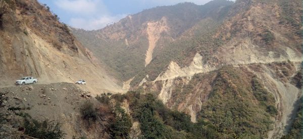 पहिरो खस्दा हेटौँडा–काठमाडौं जोड्ने दुई सडक अवरुद्ध