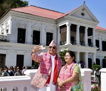 रानी महलमा पत्नीसँग ओलीको सेल्फी, भन्छन्- एकबारको जुनीमा नघुमीकन किन मर्ने ?