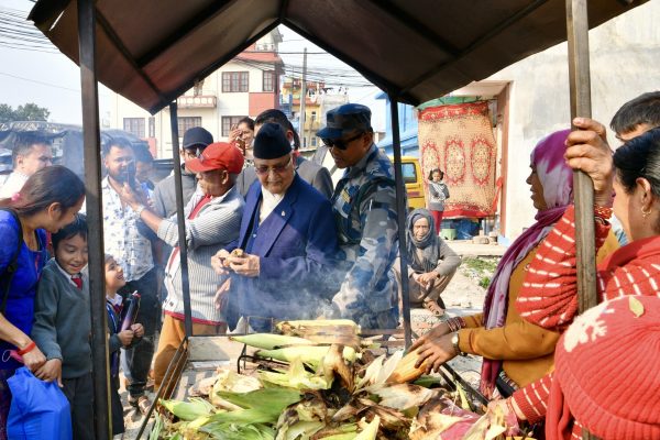 सडकमा केटाकेटीसँग पोलेको मकै खाँदै ओलीले भने- एकदम मज्जा लाग्यो