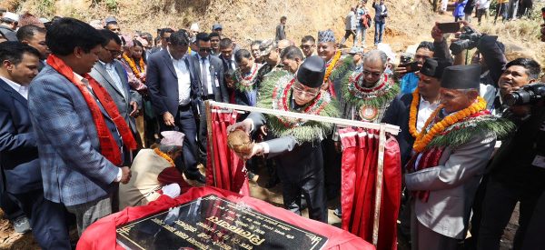 गोरखा पुगेर प्रधानमन्त्रीले गरे सडक शिलान्यास