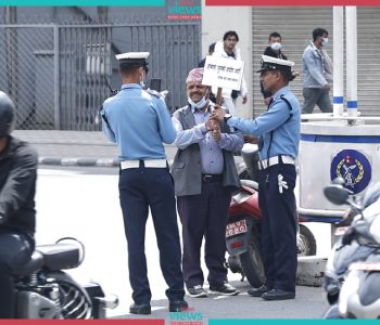 जथाभावी सडक पार गर्ने पैदल यात्रीलाई सडकमै ‘ट्राफिकको क्लास’ (फोटोहरू)