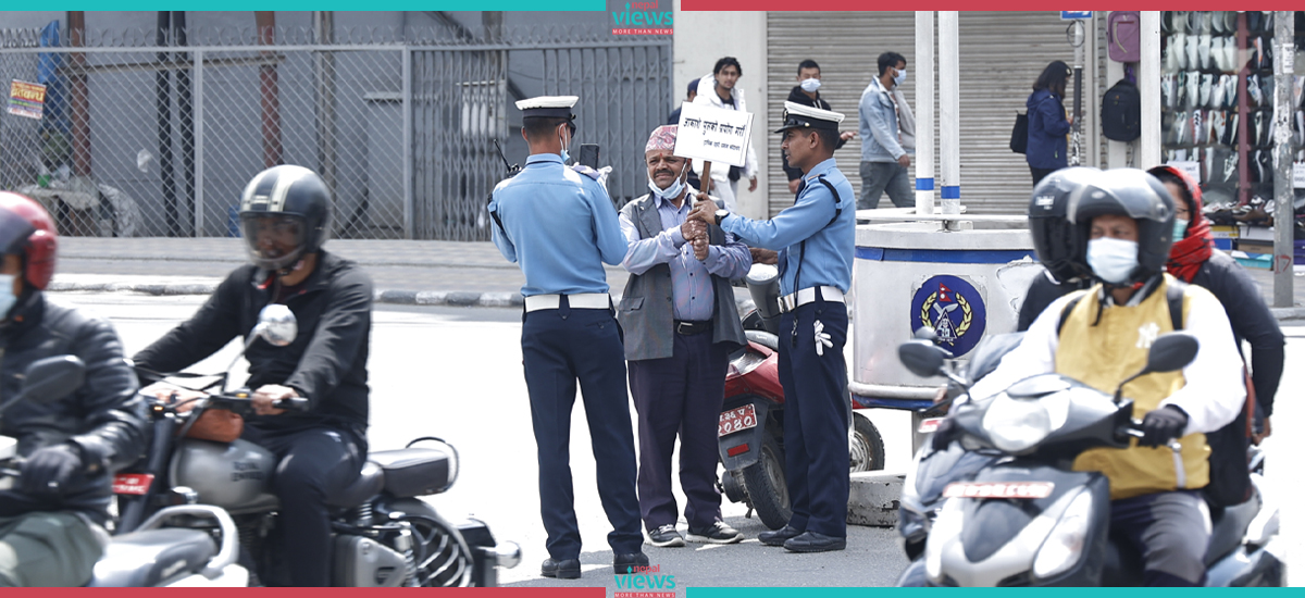 जथाभावी सडक पार गर्ने पैदल यात्रीलाई सडकमै ‘ट्राफिकको क्लास’ (फोटोहरू)