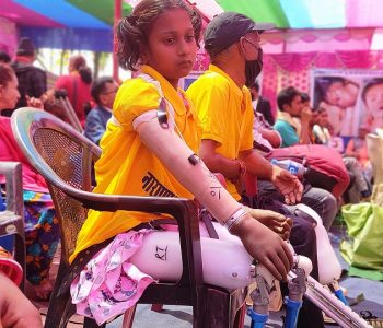 जीवनमै पहिलोपल्ट खुट्टाले टेकेर हिँडेको अनुभव गर्न पाएपछि दङ्ग लक्ष्मी