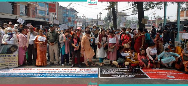 माइतीघरमा द्वन्द्वपीडितका नारा- लुटिएको सम्पत्ति फिर्ता गर, सरकार मेरो पति खोइ ? (तस्वीरहरू)
