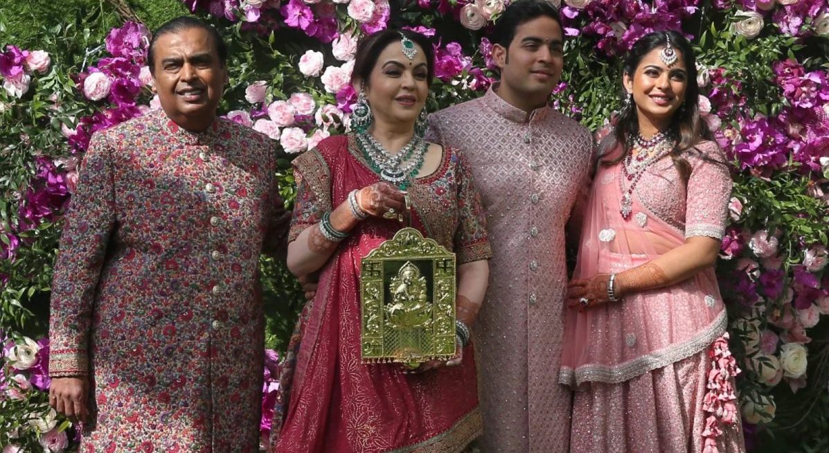 अम्बानी परिवारमा शाही वस्तुहरूको चर्चा, करोडौं मूल्यका ब्यागदेखि सारीसम्म