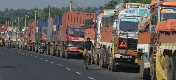 ४२ टन चिनी बोकेको दुईवटा ट्रक प्रहरीको नियन्त्रणमा