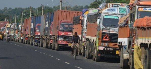 भारतीय मालवाहक गाडी रोक लगाउन ट्रक व्यवसायीको माग