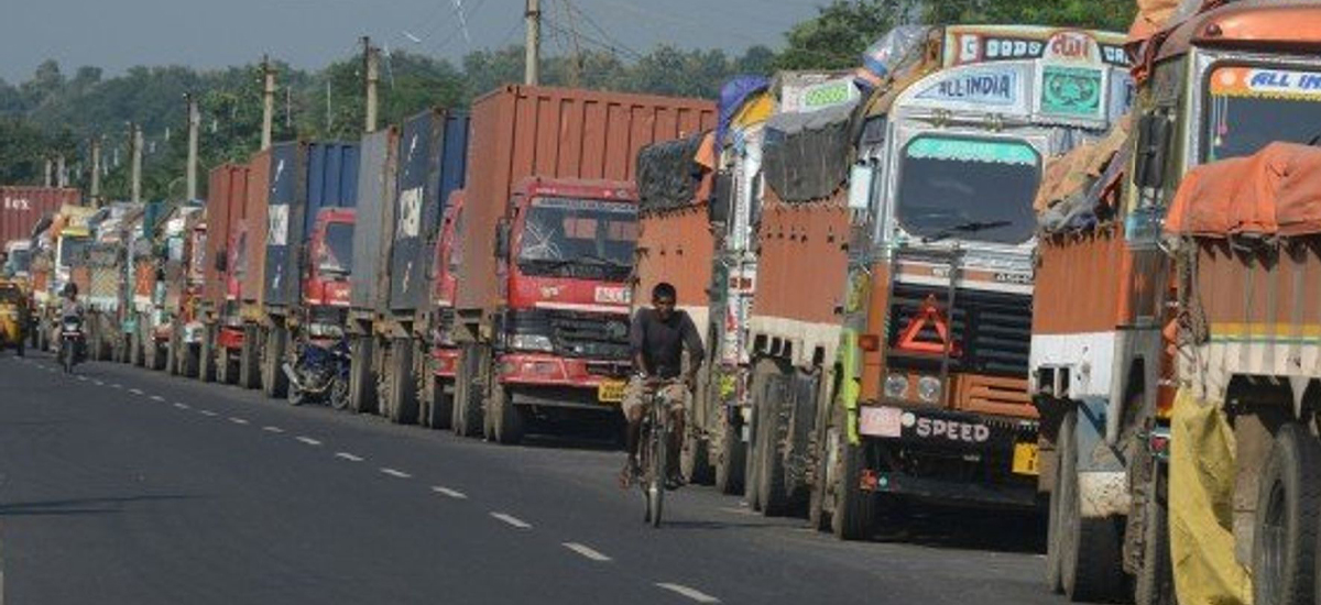 ४२ टन चिनी बोकेको दुईवटा ट्रक प्रहरीको नियन्त्रणमा