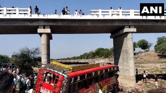भारतको खरगोनमा खचाखच भरिएको बस पुलबाट खस्दा १५ जनाको मृत्यु