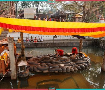 तस्वीरमा बूढानीलकण्ठको नित्य पूजा