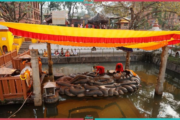 तस्वीरमा बूढानीलकण्ठको नित्य पूजा