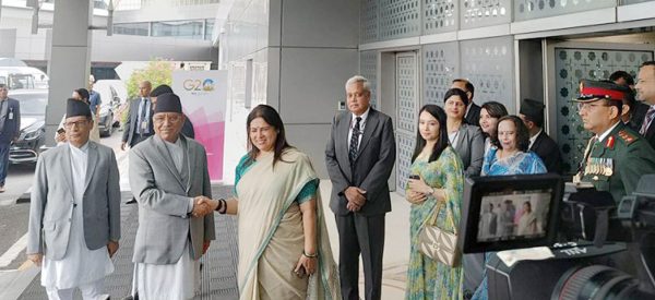प्रधानमन्त्री प्रचण्ड दिल्लीमा, राज्यमन्त्रीले गरिन् स्वागत
