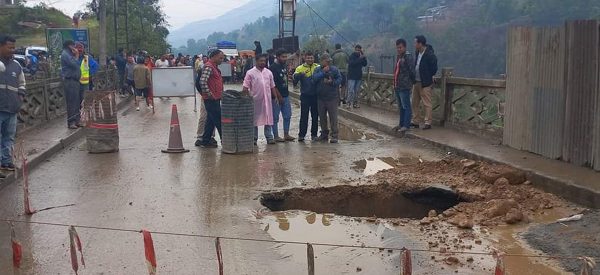 पृथ्वी राजमार्गको यात्रा जोखिममा, सडक र पुलमा खाल्डै खाल्डा