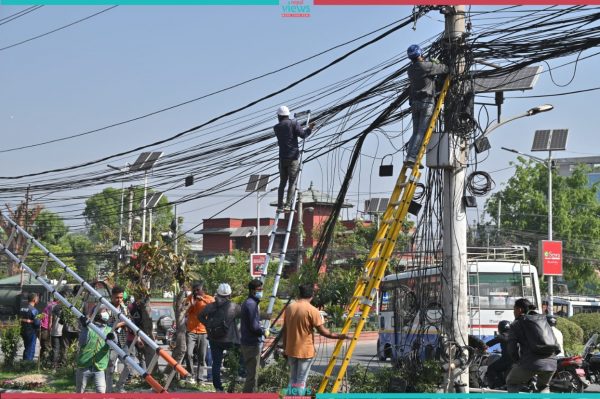 काठमाडौंका अव्यवस्थित तारहरू हटाउँदै महानगर (तस्वीरहरू)