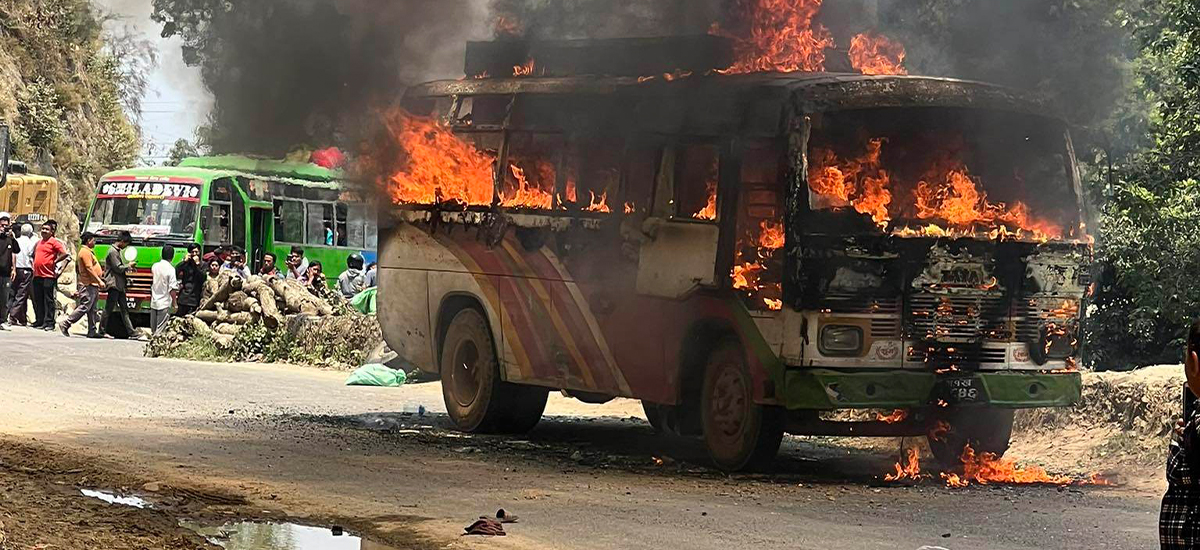 धादिङमा गुडिरहेको बसमा अचानक आगलागी