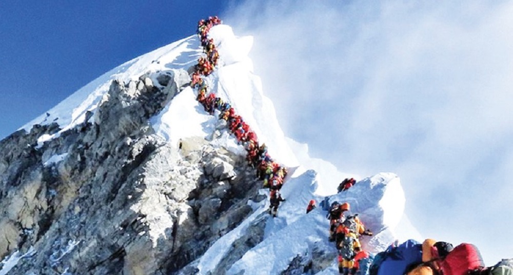 सगरमाथा शिखर पुगे सात शेर्पा, डोरी टाँग्ने काम सम्पन्न