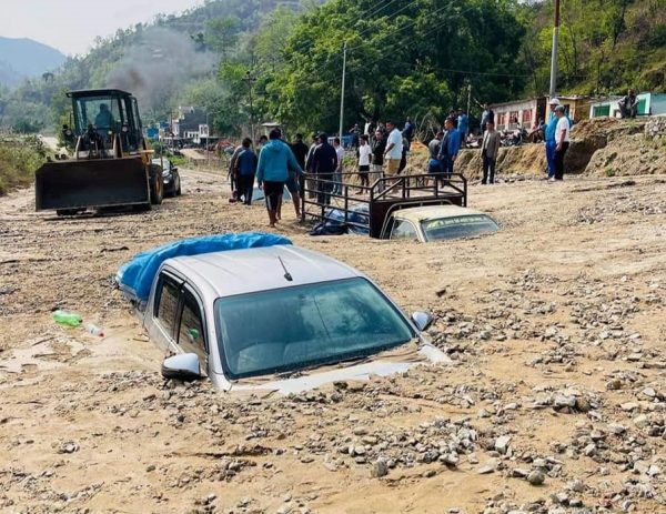 काभ्रेमा लेदोले ४ वटा गाडी र एउटा घर पुर्‍यो