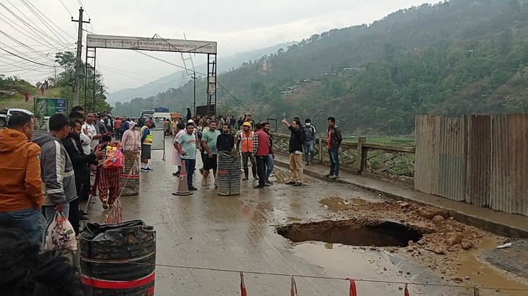 पृथ्वी राजमार्ग अझै मर्मत भएन,  १५ घन्टादेखि हजारौँ यात्रु अलपत्र