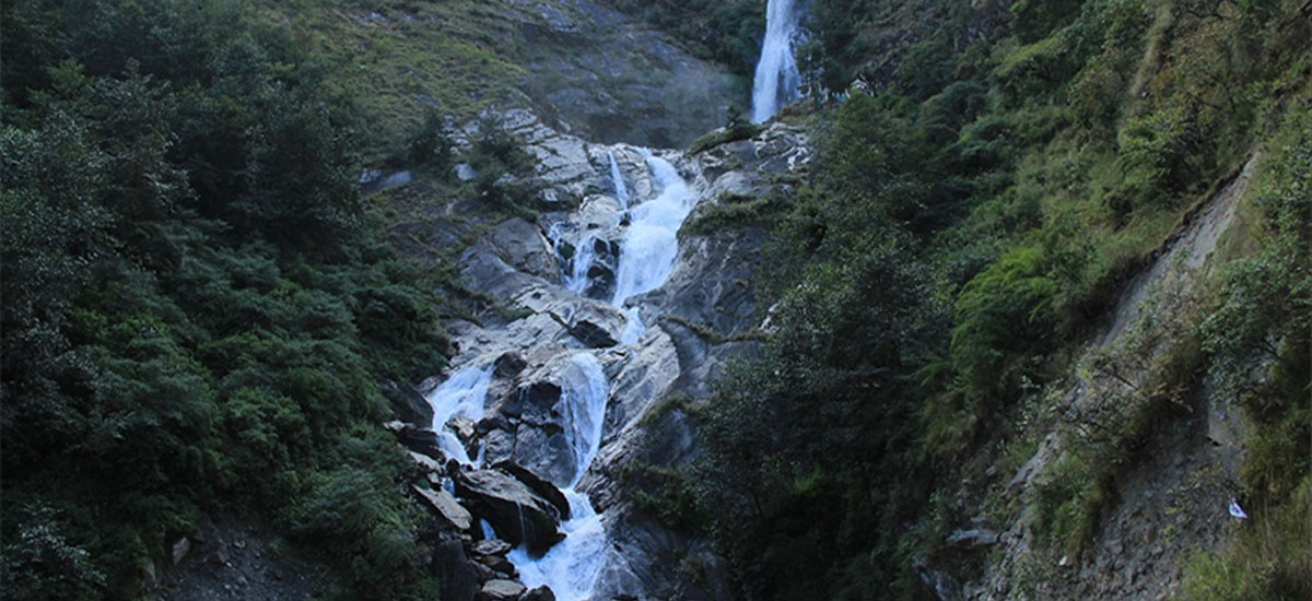 रुप्से झरना अवलोकनमा जाँदा चिप्लिएर एक जनाको मृत्यु