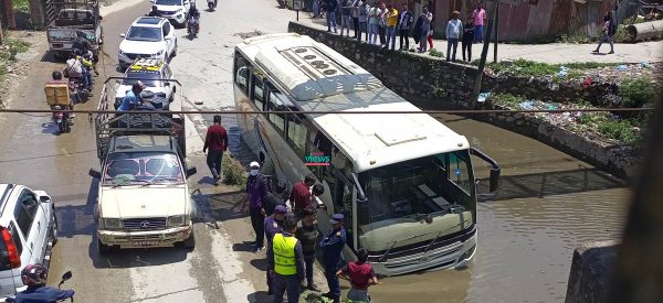 टेकु-सानेपा जोड्ने पुलमुनि पर्यटक बस फस्यो