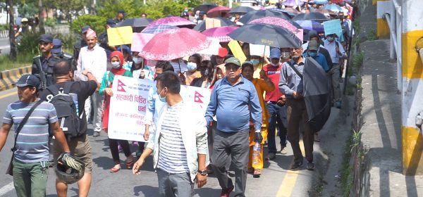 वचत फिर्ताको माग राख्दै काठमाडौंमा विरोध प्रदर्शन