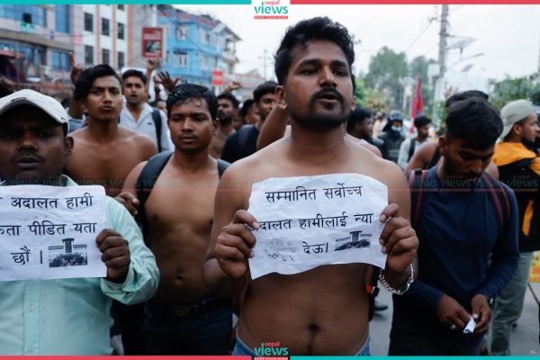 नागरिकता माग्दै युवाको अर्धनग्न प्रदर्शन (तस्वीरहरु)