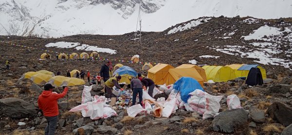 सेनाको नेतृत्व र युनिलिभरको सहकार्यमा हिमालबाट ३५ हजार किलो फोहोर संकलन