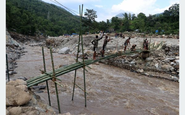 मोटरेबल पुल बाढीले बगायो, फड्के बनाउँदै नेपाली सेना