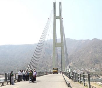 कर्णाली पुलमा टिकटक बनाउनेको भीड, दुर्घटनाको जोखिम बढ्यो (तस्वीरहरू)
