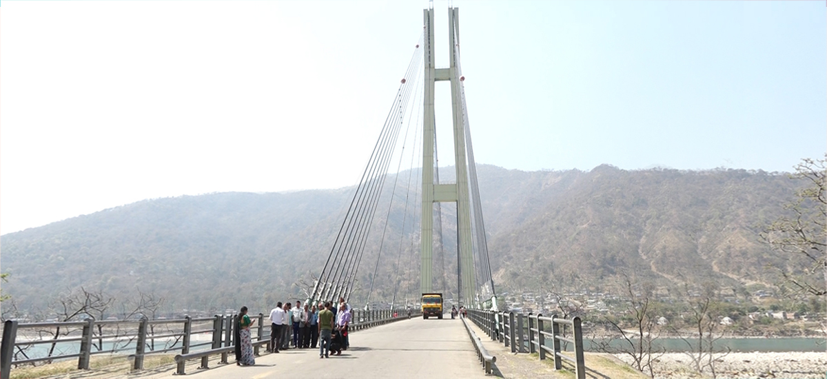 कर्णाली पुलमा टिकटक बनाउनेको भीड, दुर्घटनाको जोखिम बढ्यो (तस्वीरहरू)