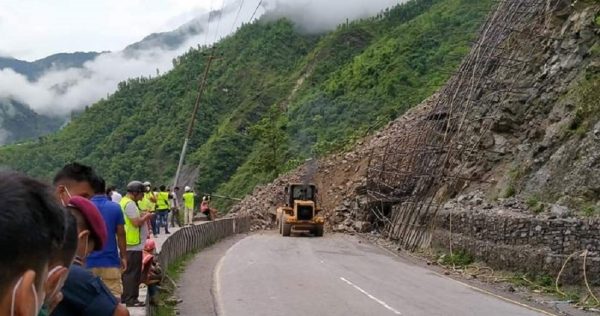 हिजो दिउँसोदेखि बन्द मुग्लिन नारायगढ सडक अझै खुलेन, हजारौँ यात्रुको विचल्ली