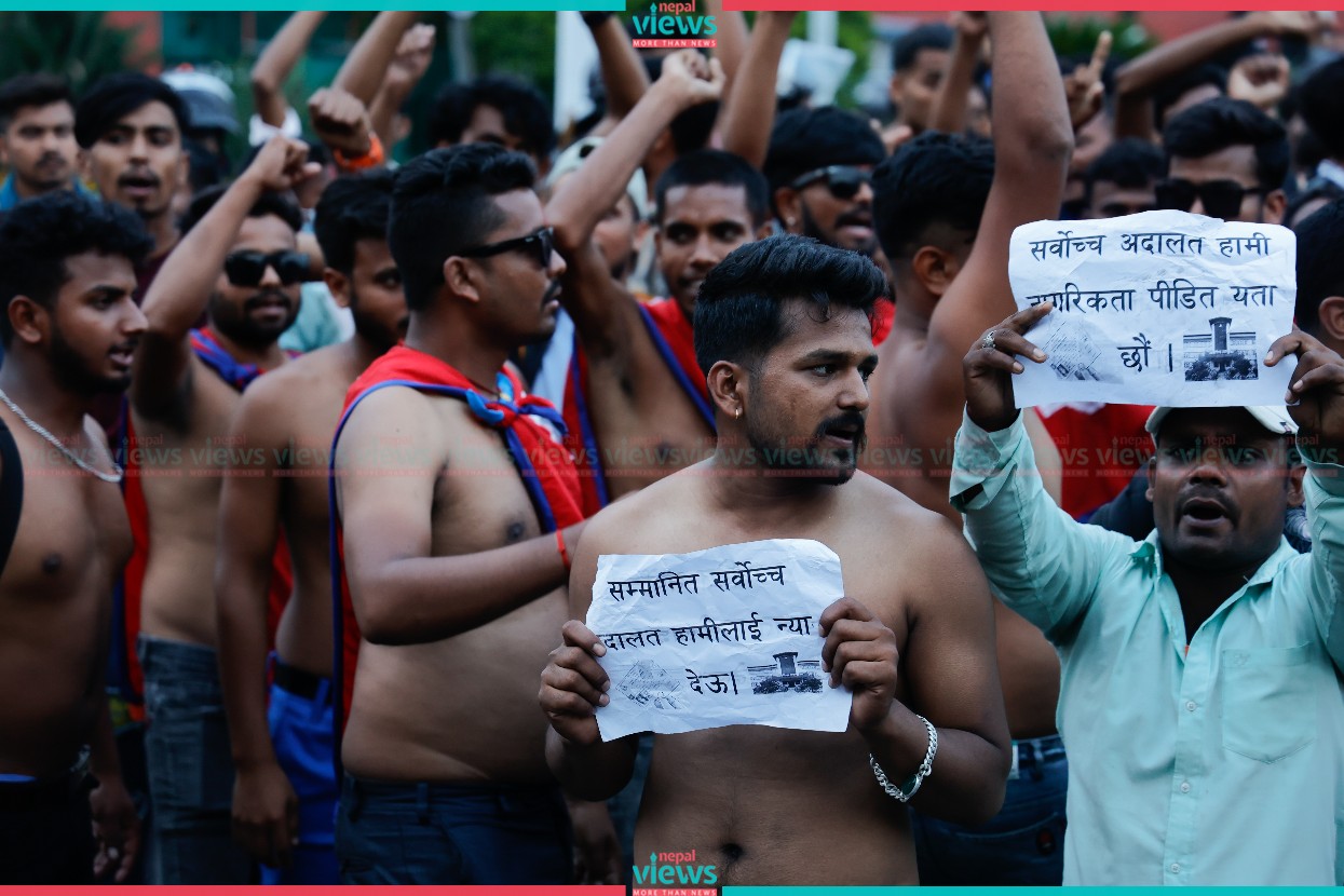 नागरिकता माग्दै युवाको अर्धनग्न प्रदर्शन (तस्वीरहरु)