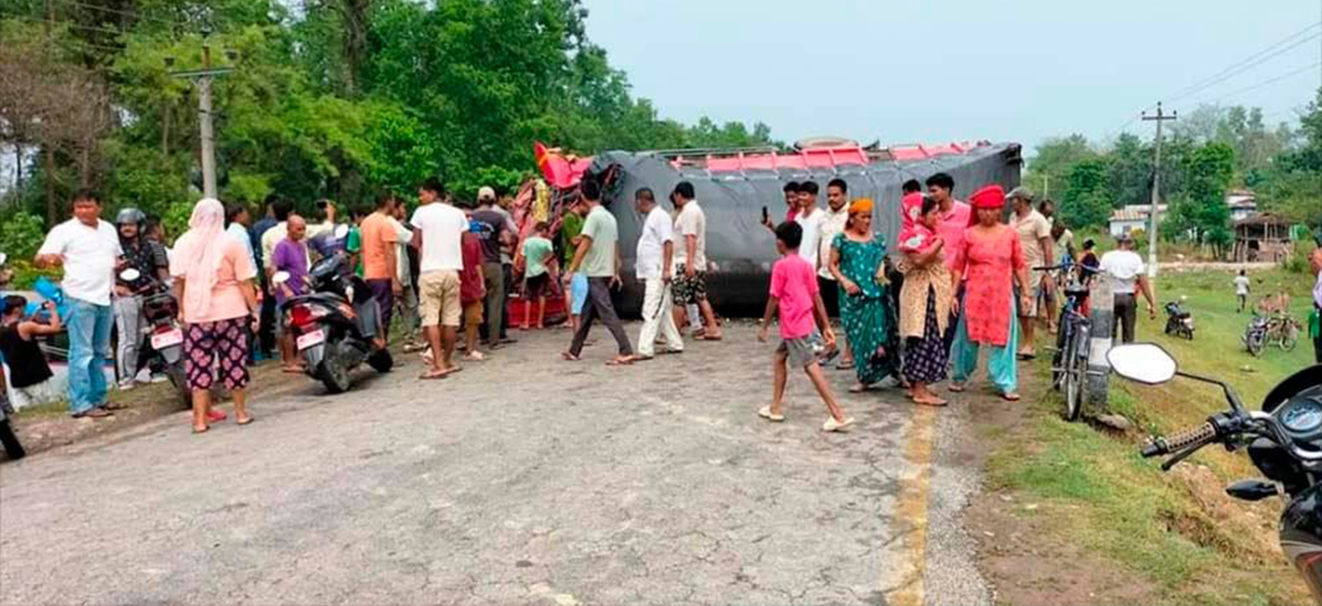कैलालीमा बस र ट्रक एक आपसमा ठोक्किँदा १८ जना घाइते