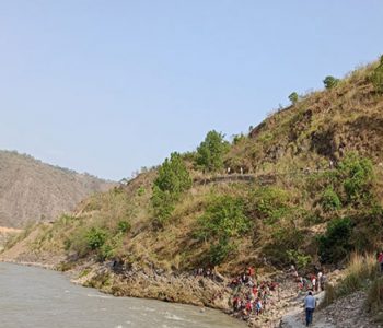 नारायणगढ-मुग्लिन सडकखण्डबाट ट्रक त्रिशूलीमा खस्यो