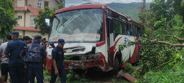 हेटौडामा बस दुर्घटना : चार दर्जन यात्रु घाइते