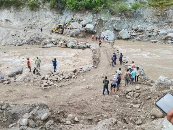 हेवा खोलामा निर्माणाधीन बेलिब्रिज भाँचिदा छ जना घाइते, चार गम्भीर
