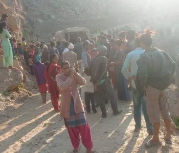कालिकोटमा स्टार्ट गरेर राखेको जीप सडकबाट खस्दा दुई जनाको मृत्यु