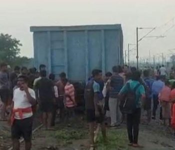 रोकिएको गाडीलाई ‘हावाले गुडायो’, ६ जनाको मृत्यु